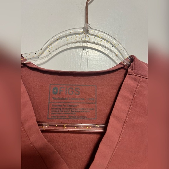 FIGS Catarina One-Pocket Scrub Top and High Waisted Scrub Pants SET in Mauve - Picture 2 of 6